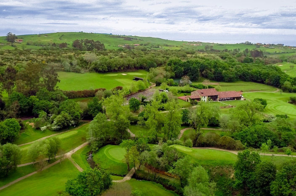 El paraíso del golf en Cantabria, el destino perfecto para tu próxima aventura de verano